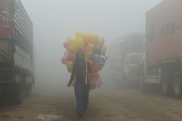 La ONU reconoce que la contaminación atmosférica es una grave amenaza para la salud humana y planetaria.En la foto: un vendedor en Lahore, Pakistán. - Sputnik Mundo