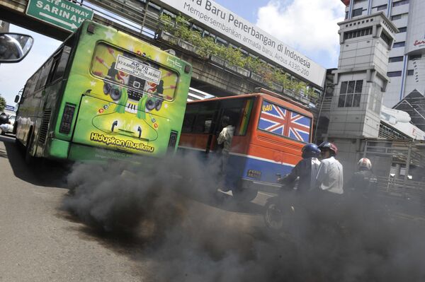 Los gases emitidos por un autobús diésel en una calle de Yakarta, Indonesia. - Sputnik Mundo