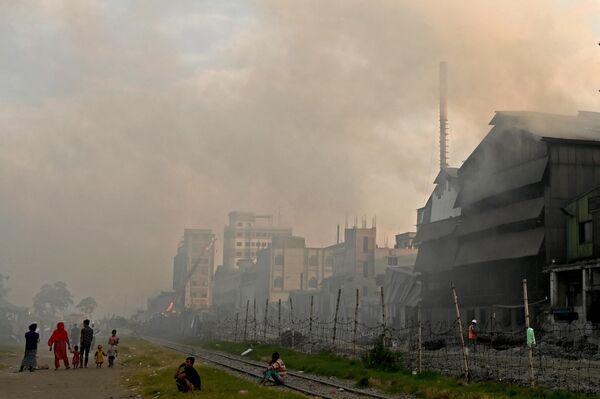 Siete millones de personas mueren cada año por los efectos de la contaminación atmosférica.En la foto: humo de las tuberías de una planta de acero en Narayanganj, Bangladesh. - Sputnik Mundo