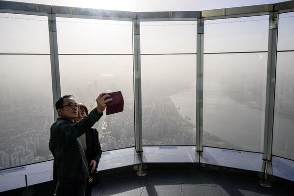 Al año, el tratamiento de las enfermedades causadas por los gases cuesta alrededor de un billón de dólares.En la foto: esmog en Seúl, Corea del Sur. - Sputnik Mundo