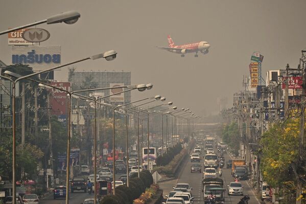 Un avión se dirige al aeropuerto internacional de Chiang Mai, en el norte de Tailandia. - Sputnik Mundo