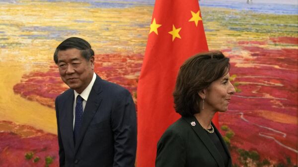 El viceprimer ministro chino, He Lifeng, y la secretaria de Comercio estadounidense, Gina Raimondo, durante una reunión en Pekín el 29 de agosto de 2023. - Sputnik Mundo