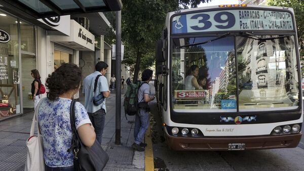 Viajeros suben a un autobús en Buenos Aires  - Sputnik Mundo