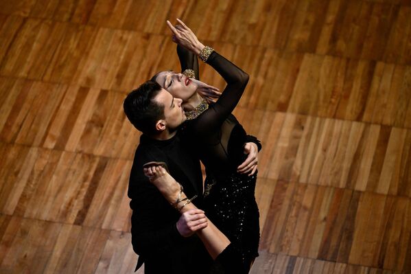 La competición consta de dos categorías oficiales: Tango de Pista y Tango Escenario. En la foto: Carla Domínguez y Julio Seffino actúan en las semifinales del Campeonato Mundial de Tango en Buenos Aires. - Sputnik Mundo