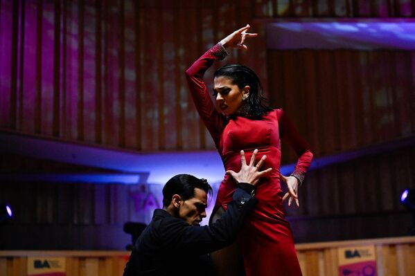 El tango es el orgullo nacional de Argentina. En 2009, el baile se incluyó en la lista del patrimonio cultural inmaterial de la Unesco. En la foto: Ayelén Morando y Sebastián Martínez bailan en las semifinales del Campeonato Mundial de Tango en Buenos Aires. - Sputnik Mundo
