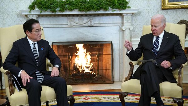 El presidente de EEUU, Joe Biden, y el primer ministro de Japón, Fumio Kishida, en una reunión en el Despacho Oval de la Casa Blanca - Sputnik Mundo