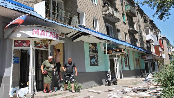 Un edificio residencial con daños tras el bombardeo de las FFAA ucranianas en la república popular de Donetsk - Sputnik Mundo