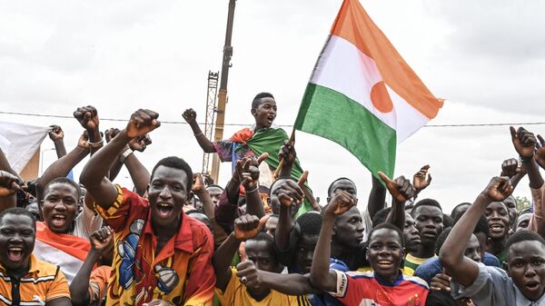 Simpatizantes del Consejo Nacional de Salvaguarda de la Patria (CNSP) de Níger protestan frente a la base aérea de Níger y Francia en Niamey el 2 de septiembre de 2023  - Sputnik Mundo