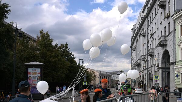Escolares de Moscú y Beslán lanzan al cielo 334 globos blancos en memoria de las víctimas del atentado en la Escuela №1 de la ciudad Beslán, en la república rusa de Osetia del Norte-Alania - Sputnik Mundo
