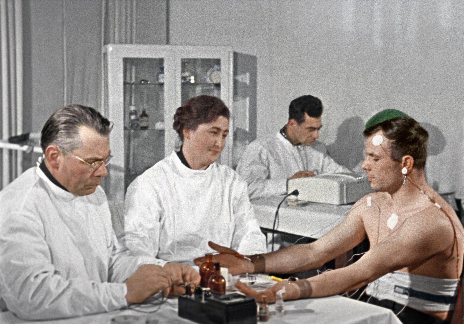 Yuri Gagarin, cosmonauta soviéticodurante el examen médico antes del primer vuelo al espacio - Sputnik Mundo, 1920, 04.09.2023