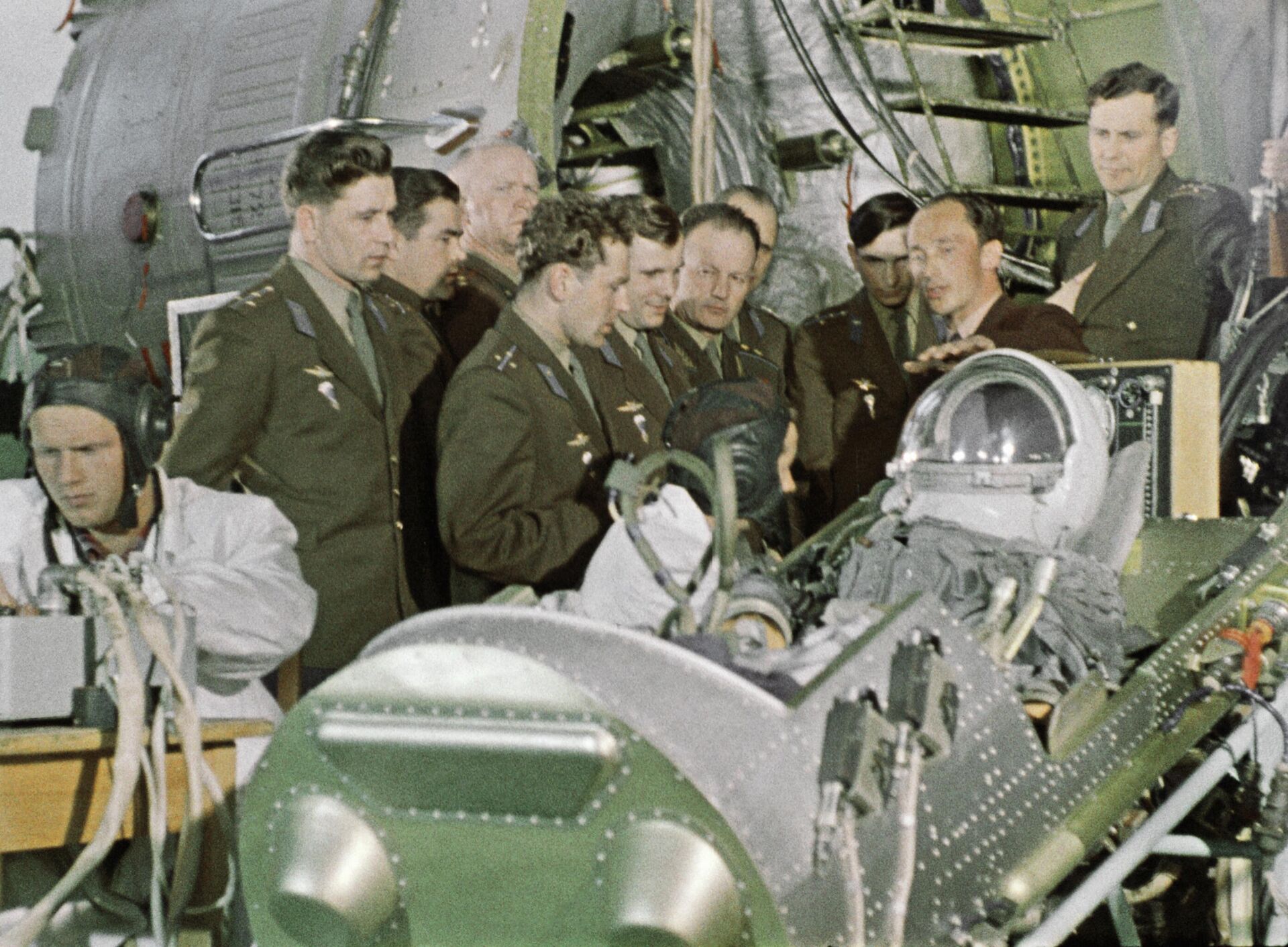 Los pilotos de caza de la Fuerza Aérea Guerman Titov (centro izquierda) y Yuri Gagarin (centro 2º izquierda) como parte del grupo del primer destacamento de cosmonautas soviéticos, conociendo el equipo espacial en el Centro de Entrenamiento de Cosmonautas - Sputnik Mundo, 1920, 04.09.2023