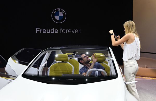 Vision Neue Klasse BMW. El nuevo automóvil futurista rinde homenaje a la historia de la marca y le permite mirar hacia el futuro a través de un par de años: algunas características distintivas del automóvil entrarán en la serie en 2025. La actualización de la plataforma y la transmisión aumentará la autonomía en un 30%; la carga se acelerará en un 30% y la eficiencia aumentará en un 25% en comparación con los actuales autos eléctricos de BMW: i4, iX, i7 y el próximo i5. El fabricante de automóviles alemán añadió que en 2025, con el lanzamiento de la serie Neue Klasse, los vehículos eléctricos de producción recibirán el BMW iDrive OS 9, la pantalla Panoramic Vision y muchas otras características innovadoras, y el aspecto ambiental en la producción se presentará más ampliamente. - Sputnik Mundo