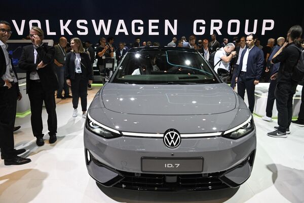 Los visitantes rodean un Volkswagen ID.7 del gigante automovilístico alemán Volkswagen que se presenta en el Salón de Múnich. - Sputnik Mundo