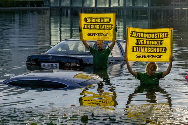 Activistas de la organización ecologista Greenpeace han sumergido automóviles en un pequeño lago en vísperas del Salón de Múnich. - Sputnik Mundo