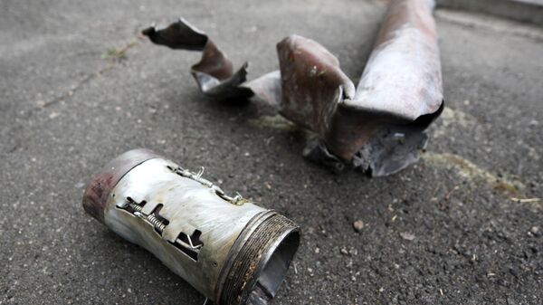 Un fragmento de una munición de las FFAA ucranianas que explotó - Sputnik Mundo