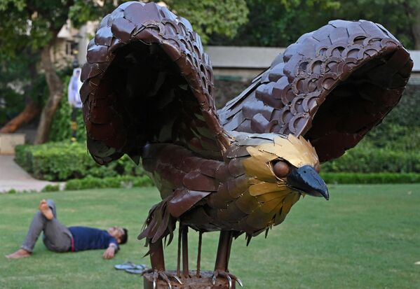 Una escultura del águila real, el ave nacional de México. - Sputnik Mundo