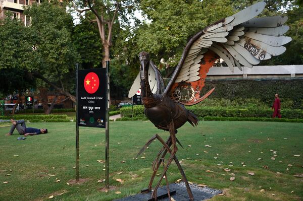 Una escultura de la grulla de corona roja, el ave nacional de China. - Sputnik Mundo