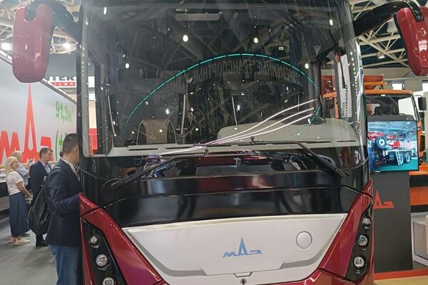 La fábrica bielorrusa de vehículos MAZ mostró sus nuevos modelos de camiones y autobuses - Sputnik Mundo