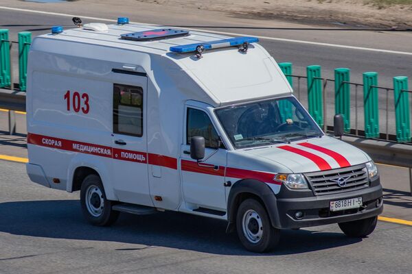 El UAZ ambulancia es una versión especial de la línea UAZ Profi, diseñada para llevar a cabo medidas terapéuticas por parte del equipo de reanimación, transportar y monitorizar el estado de enfermos pesados.En la imagen: un UAZ Profi en Minsk, Bielorrusia. - Sputnik Mundo