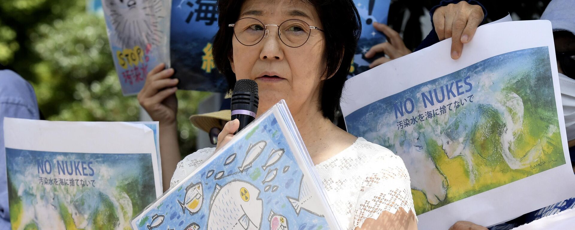 Una manifestante pronuncia un discurso durante una concentración contra el vertido de agua radiactiva tratada de la central nuclear dañada de Fukushima, el 25 de agosto de 2023 - Sputnik Mundo, 1920, 08.09.2023