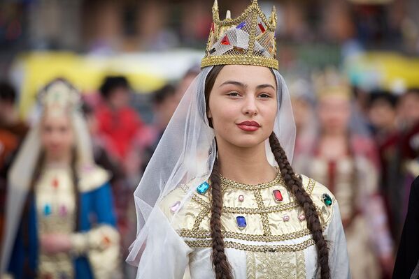Una participante en la procesión del Día Nacional del Traje en Tiflis, Georgia. - Sputnik Mundo
