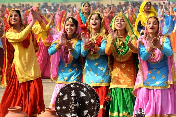 Jóvenes indias interpretan una danza folclórica tradicional panyabí, el Giddha, durante las celebraciones del Día de la República en el estadio Guru Nanak de Amritsar, la India. 26 de enero de 2010. - Sputnik Mundo