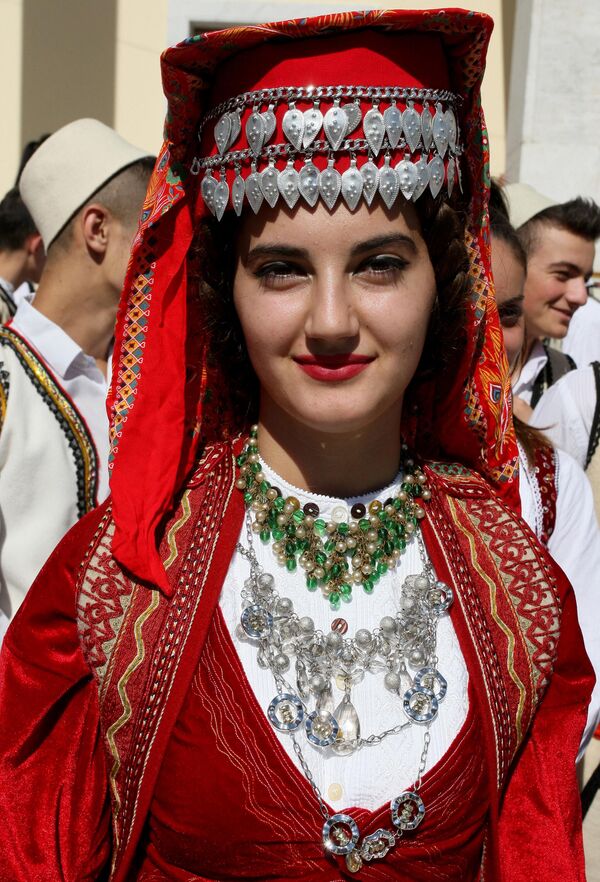 Una bailarina albanesa, en traje tradicional, espera el comienzo de una actuación para conmemorar el Día Nacional del Patrimonio Cultural del país y el Día Europeo del Patrimonio, en la capital Tirana, Albania, el 29 de septiembre de 2014. Cada año, los 50 Estados signatarios del Convenio Cultural Europeo participan en las Jornadas Europeas del Patrimonio. - Sputnik Mundo