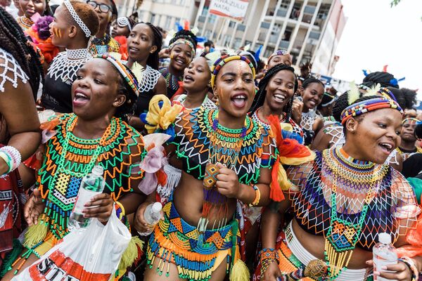 Mujeres con sus trajes tradicionales cantan y bailan en las calles durante el Festival Cultural Indoni el 14 de diciembre de 2018 en Durban, al este de Sudáfrica. El festival Indoni es una fiesta que dura dos días, muestra las tradiciones de las provincias sudafricanas y pretende demostrar la unidad y la diversidad única del país. - Sputnik Mundo