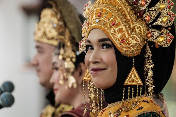 Una mujer vestida con un traje tradicional actúa durante una ceremonia que conmemora el 78.º Día de la Independencia de Indonesia en el Palacio Presidencial de Yakarta, capital de Indonesia. 17 de agosto de 2023. - Sputnik Mundo