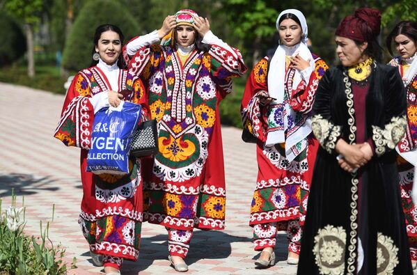 Jóvenes con trajes nacionales durante el Festival del Tulipán en Dushanbé, Tayikistán. - Sputnik Mundo