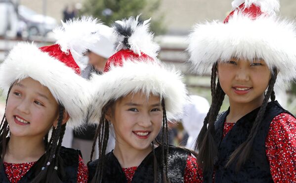 Participantes en el festival internacional de artes aplicadas nacionales de Kirguistán en Naryn. El objetivo del festival es mejorar y reforzar los lazos culturales y económicos entre las regiones de la provincia de Naryn, así como familiarizar a los invitados y turistas extranjeros con las artes aplicadas kirguisas, los juegos deportivos nacionales y el patrimonio musical folclórico. - Sputnik Mundo