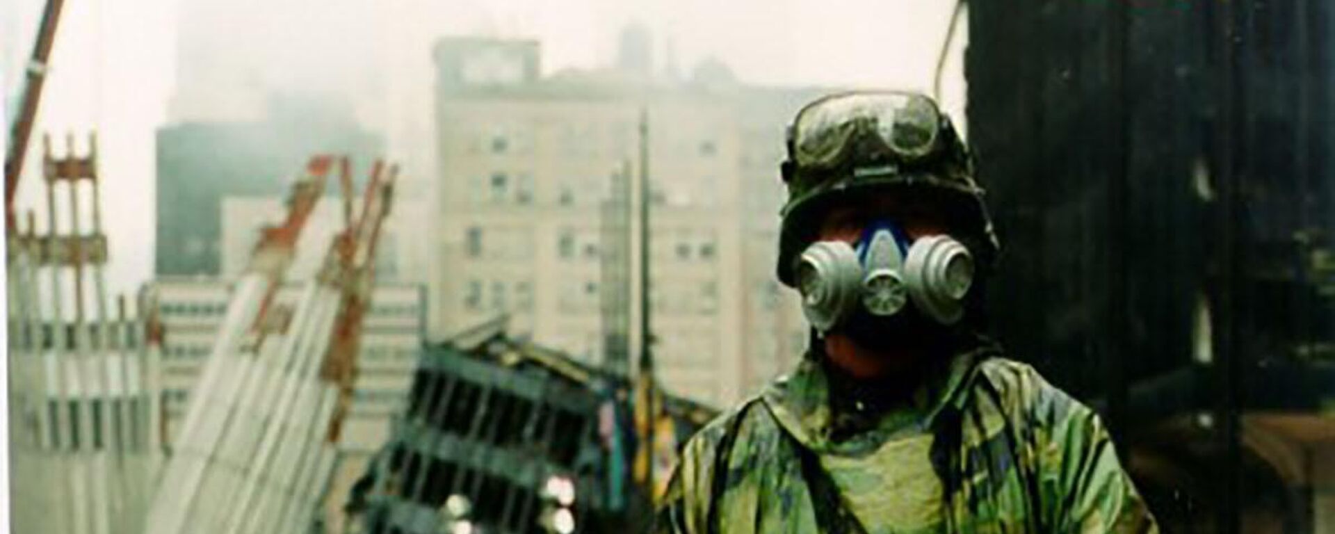 Солдат Национальной гвардии армии Нью-Йорка охраняет контрольно-пропускной пункт во Всемирном торговом центре в Нью-Йорке 14 сентября 2001 года - Sputnik Mundo, 1920, 11.09.2023