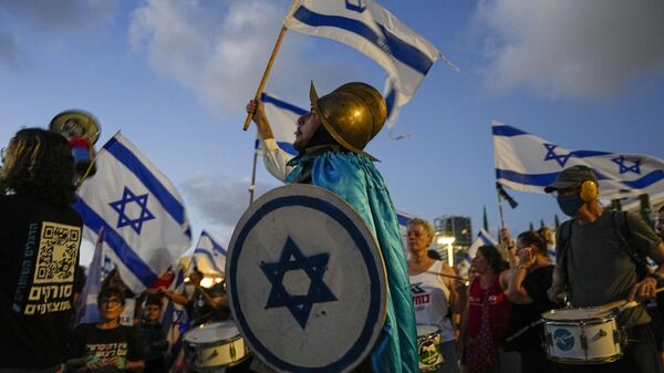Israelíes protestan en Tel Aviv contra los planes del Gobierno del primer ministro Benjamín Netanyahu de reformar el sistema judicial - Sputnik Mundo