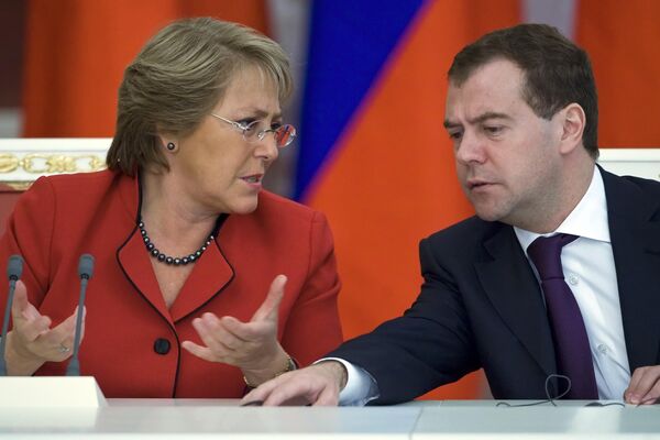 El entonces mandatario ruso, Dmitri Medvédev, y la entonces presidenta chilena, Michelle Bachelet, firman los acuerdos bilaterales ruso-chilenos tras sus conversaciones en 2009. - Sputnik Mundo
