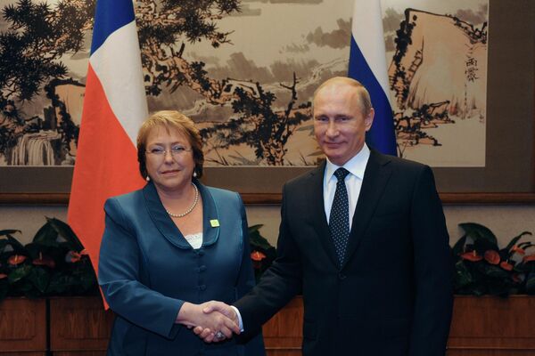 La entonces mandataria chilena, Michelle Bachelet, y el presidente ruso, Vladímir Putin, se reúnen en el Foro de Cooperación Económica Asia-Pacífico en 2014. - Sputnik Mundo