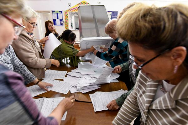 Recuento de votos en el colegio electoral №207 de la ciudad rusa de Chitá, el 10 de septiembre de 2023 - Sputnik Mundo