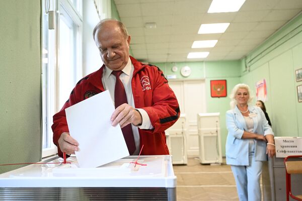 Presidente del Comité Central del Partido Comunista de Rusa, Guennadi Ziugánov, vota en las elecciones del alcalde de Moscú en el colegio electoral №143, el 10 de septiembre de 2023 - Sputnik Mundo