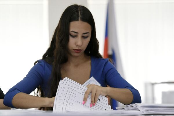 Recuento de votos en el colegio electoral №5 de la ciudad rusa de Donetsk, el 10 de septiembre de 2023 - Sputnik Mundo
