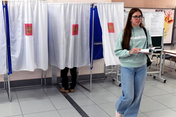 Joven vota en el colegio electoral №4 de la ciudad de Abakán, Rusia, el 10 de septiembre de 2023 - Sputnik Mundo
