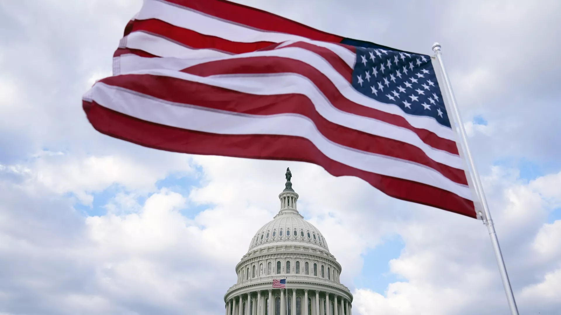 Bandera de EEUU ondea en el Capitolio de Washington, el 6 de febrero de 2023.  - Sputnik Mundo, 1920, 14.06.2024