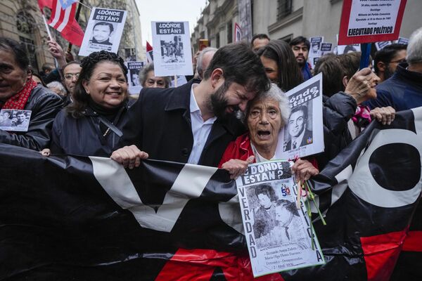 El presidente de Chile, Gabriel Boric, participa en una manifestación junto a los parientes de detenidos y desaparecidos durante la dictadura del general Augusto Pinochet. - Sputnik Mundo