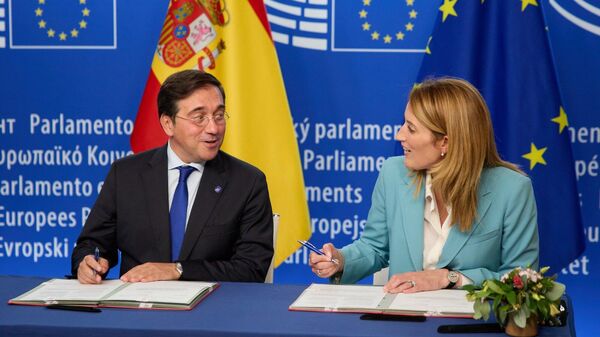 El ministro de Exteriores de España en funciones, José Manuel Albares (a la izquierda), representa la Presidencia española del Consejo de la Unión Europea (UE) - Sputnik Mundo