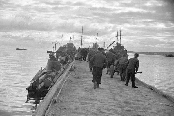 Soldados preparándose para desembarcar cerca de Novorosisk, 1943. - Sputnik Mundo