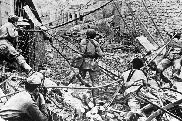 Soldados soviéticos luchan cerca de una fábrica de cemento en Novorosisk. - Sputnik Mundo