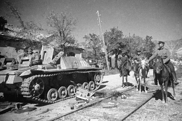 Soldados soviéticos observan los tanques abandonados por los alemanes en su retirada de Novorosisk. - Sputnik Mundo