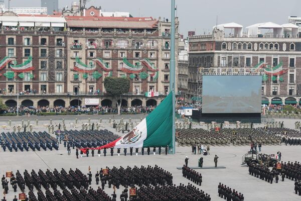 Desfile cívico-militar para conmemorar la Independencia de México. - Sputnik Mundo