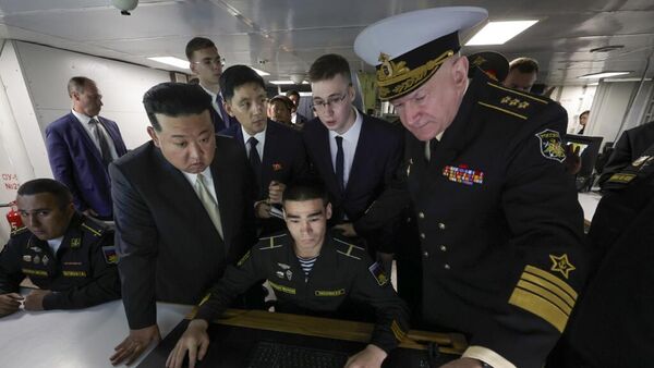 El líder norcoreano Kim Jong-un durante una visita a una fragata rusa en Vladivostok.  - Sputnik Mundo