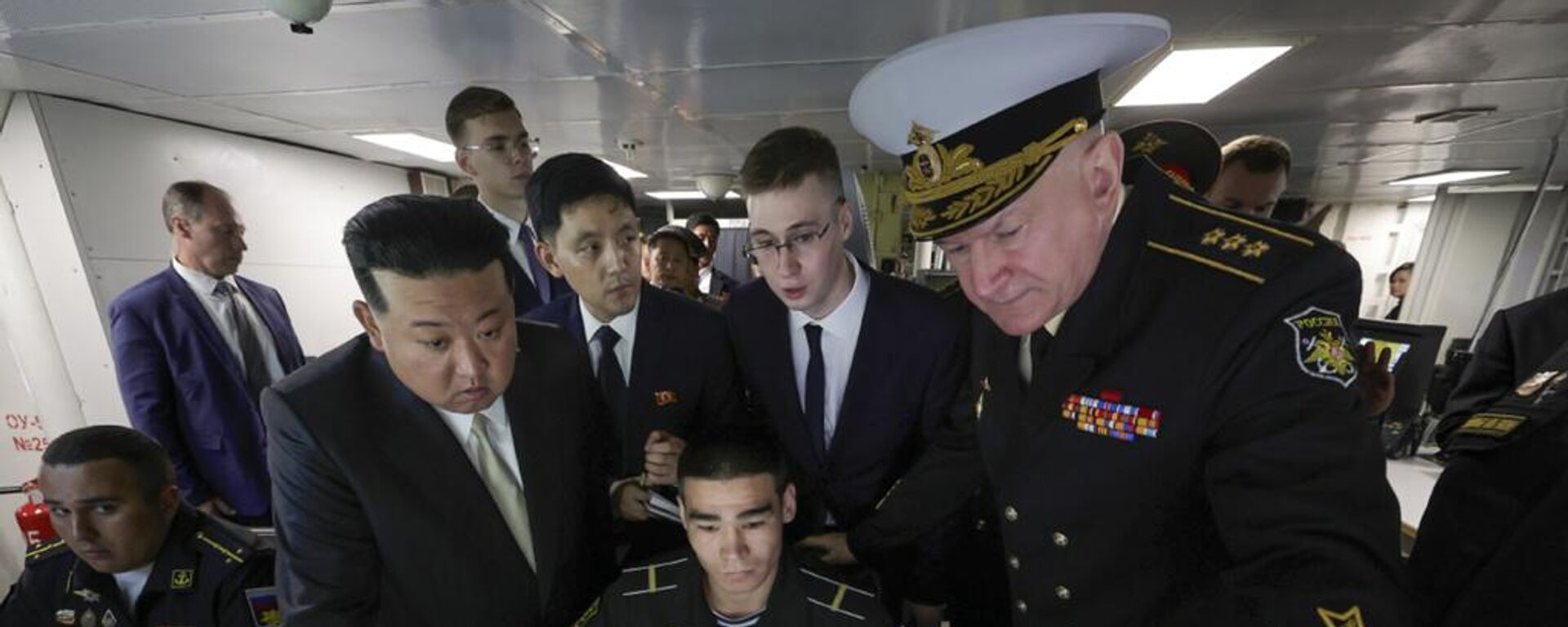 El líder norcoreano Kim Jong-un durante una visita a una fragata rusa en Vladivostok.  - Sputnik Mundo, 1920, 17.09.2023