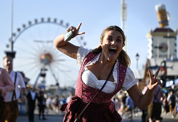 En algunos países poblados predominantemente por inmigrantes alemanes, la festividad se ha incorporado a los eventos sociales.En la foto: una participante del Oktoberfest con un vestido tradicional Dirndl. - Sputnik Mundo