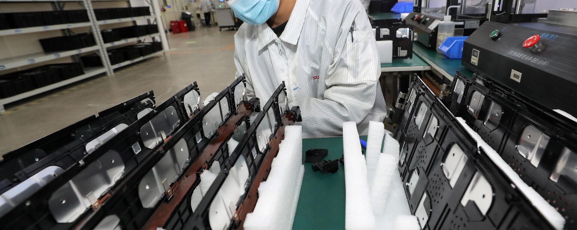 Un trabajador en una fábrica de Xinwangda Electric Vehicle Battery Co. Ltd, que fabrica baterías de litio para coches eléctricos y otros usos, en la provincia oriental china de Jiangsu - Sputnik Mundo, 1920, 18.09.2023